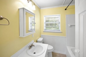 Secadora de cabello, toallas, jabón, papel de baño 