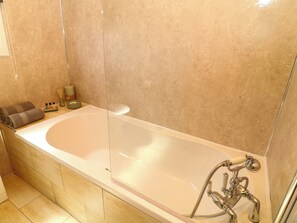 Ein modernes Badezimmer mit einer großen Badewanne, einer Duschkabine und einem WC.