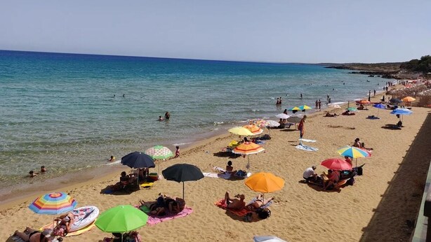 A beach with people, umbrellas, and a clear sky. - Bright Family Retreat with Terrace, Garden & Beach Nearby (Lido)