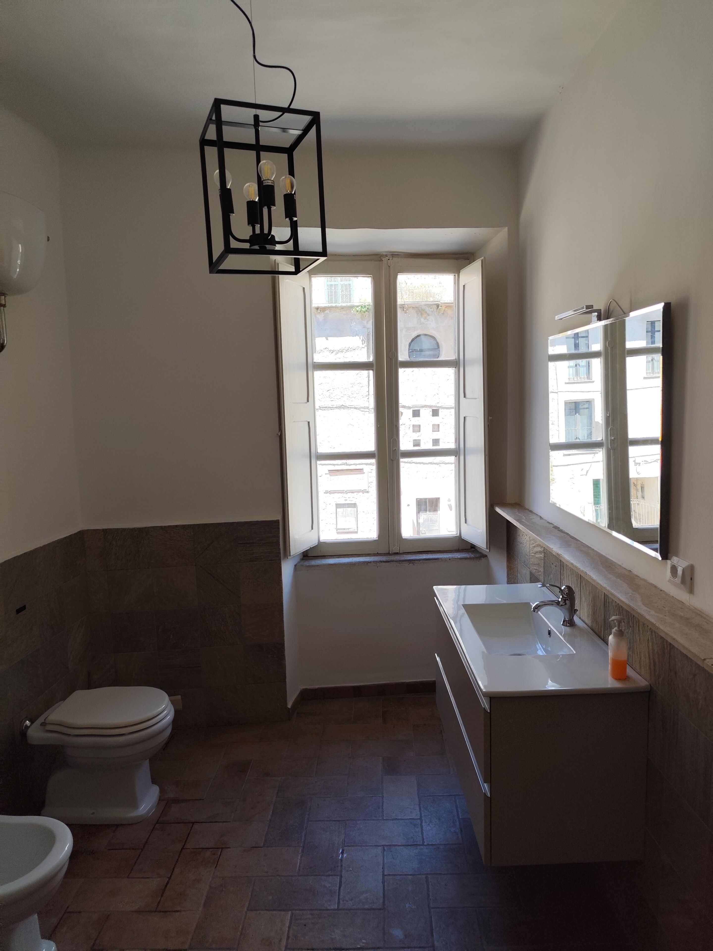 Doccia, bidet, asciugamani, sapone