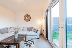 Living area - Spacious 4-Bedroom Home in Moston with Free Parking, Garden & Fast WiFi (Manchester)