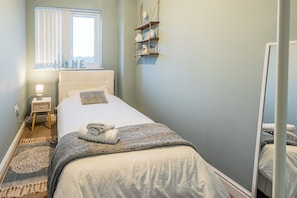 Room - Spacious 4-Bedroom Home in Moston with Free Parking, Garden & Fast WiFi (Manchester)