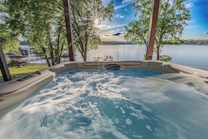 Outdoor spa tub - Lakefront/Hot Tub/Sauna/Fire Pit (Ten Mile)
