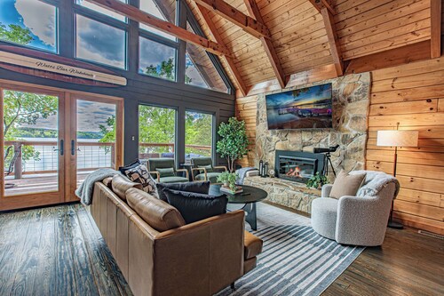Lakefront/Hot Tub/Sauna/Fire Pit