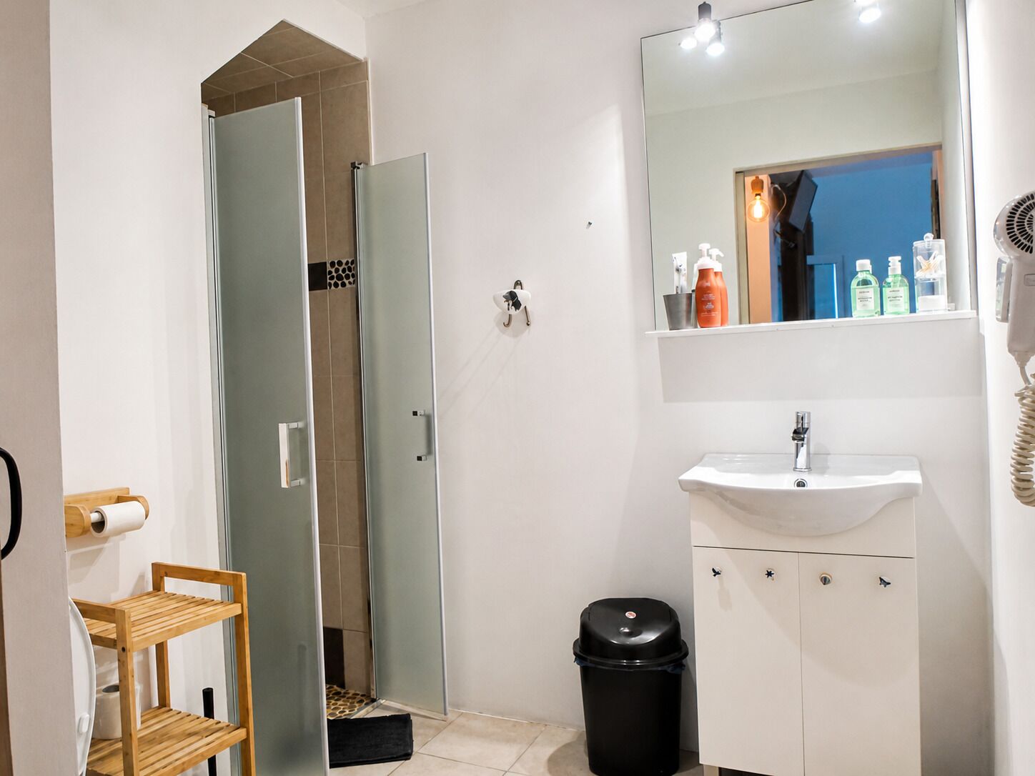 Een douche, een haardroger, handdoeken, zeep
