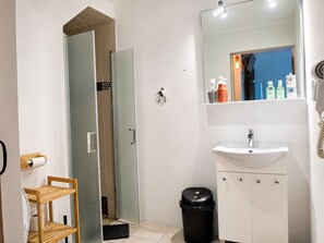 Een douche, een haardroger, handdoeken, zeep