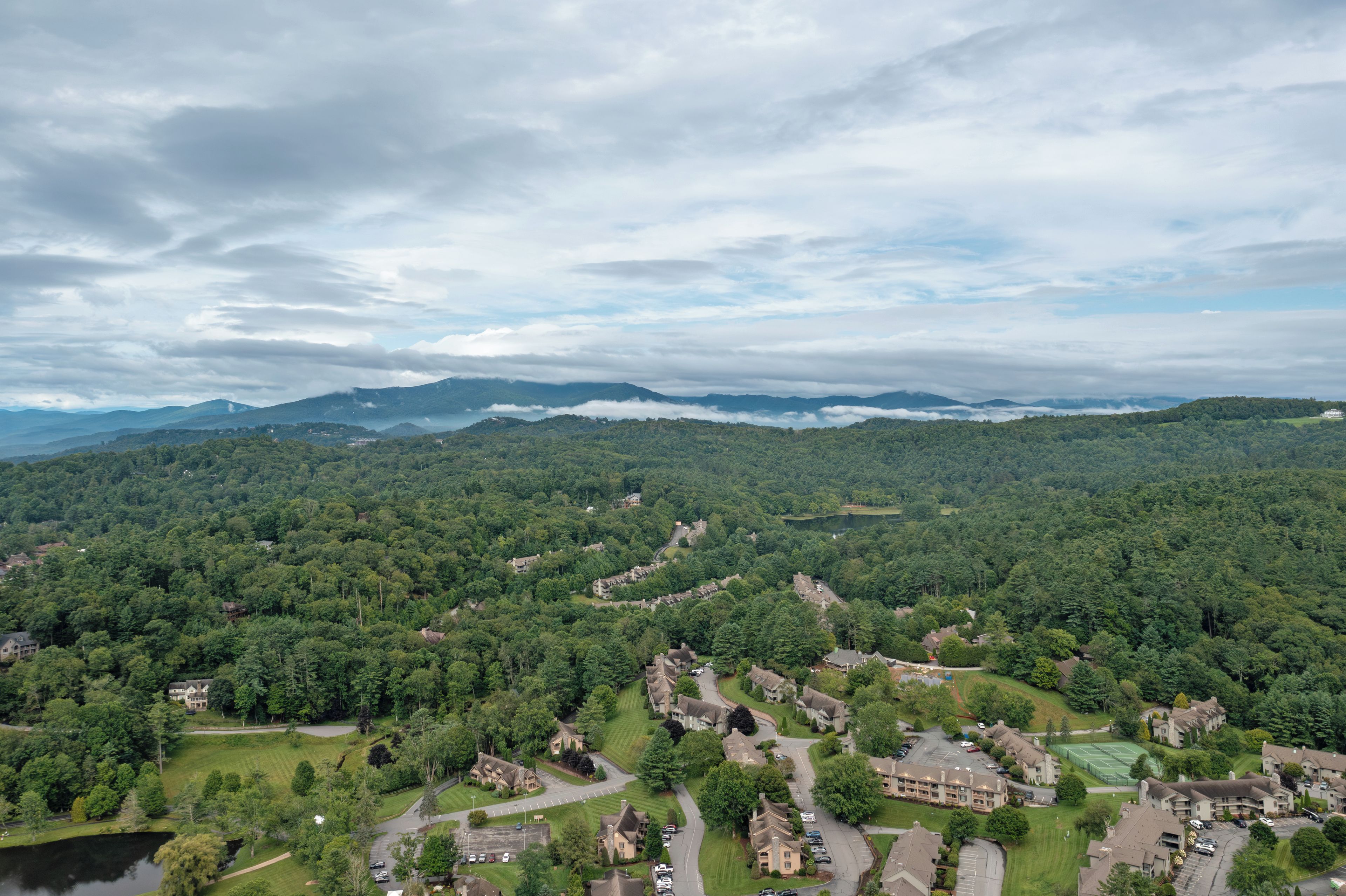 Un quartier résidentiel avec des maisons, des rues et un lac.