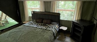 Mountain Glamping Tent with Sunrise Views & Firepit in Rising Fawn, Georgia