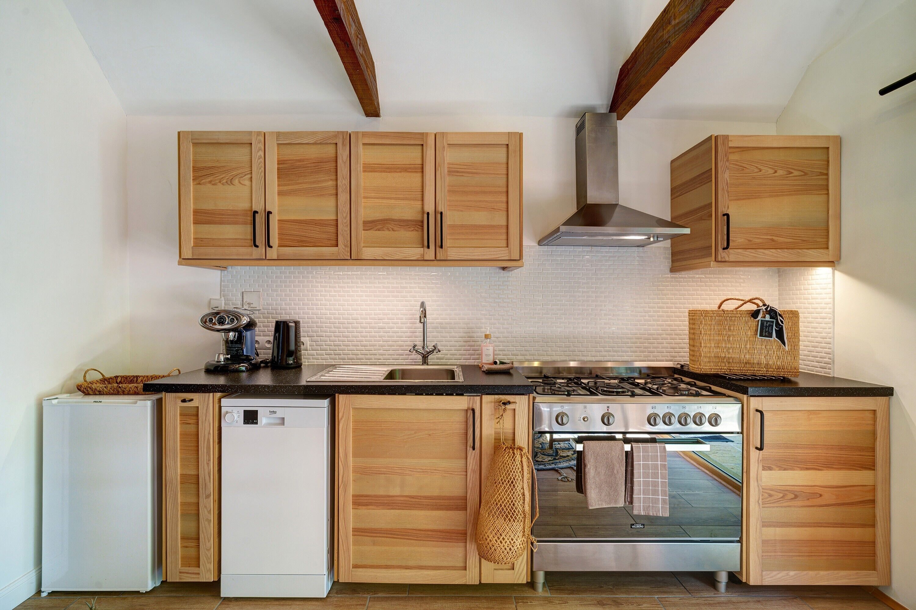 Coffee/tea maker, fridge, oven, stovetop