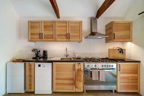 Coffee/tea maker, fridge, oven, stovetop
