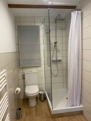 Een douche, handdoeken