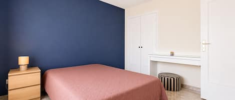 Iron/ironing board, travel cot, WiFi, bed sheets