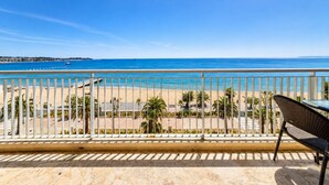 A balcony with a view of the beach and ocean. - Apt 4 guests in Fréjus plage - sea view (Fréjus)
