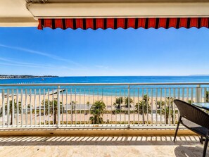 A balcony with a view of the beach and ocean. - Apt 4 guests in Fréjus plage - sea view (Fréjus)
