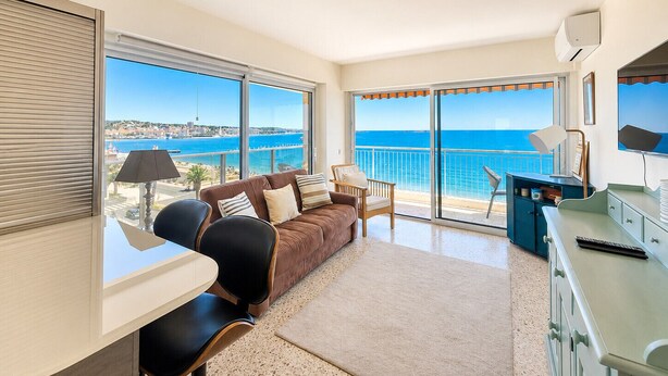 A modern living room with a large sliding glass door leading to a balcony with a sea view. - Apt 4 guests in Fréjus plage - sea view (Fréjus)