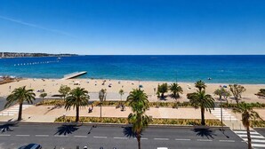 A coastal view with a beach, palm trees, and a clear blue sky. - Apt 4 guests in Fréjus plage - sea view (Fréjus)