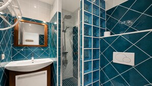 A bathroom with a sink, mirror, shower, and toilet. - Apt 4 guests in Fréjus plage - sea view (Fréjus)