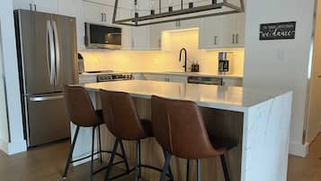 Wasserkocher mit Kaffee-/Teezubehör, Kühlschrank, Mikrowelle, Ofen