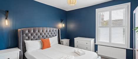 Iron/ironing board, free WiFi, bed sheets