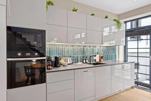 Wasserkocher mit Kaffee-/Teezubehör, Kühlschrank, Mikrowelle, Ofen