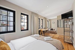 2 Schlafzimmer, Zimmersafe, Schreibtisch, Bügeleisen/Bügelbrett