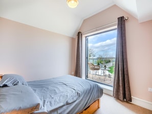 A bedroom with a bed, a window, and a view of an outdoor area. - Beautiful Country 3 Bed Escape, Warwickshire - Pass the Keys (Ufton)