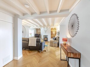 A modern living room with a fireplace, sofas, and a wooden floor. - Beautiful Country 3 Bed Escape, Warwickshire - Pass the Keys (Ufton)