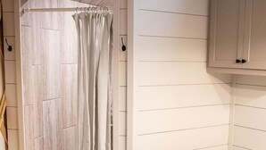 A bathroom with a shower, toilet, and a sink. - Fully-Equipped Yurt Rental for Memorable Family Vacations in Livingston, Texas (Livingston)