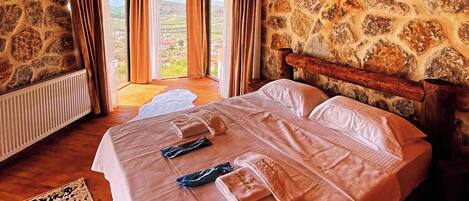 3 bedrooms, iron/ironing board, internet, bed sheets