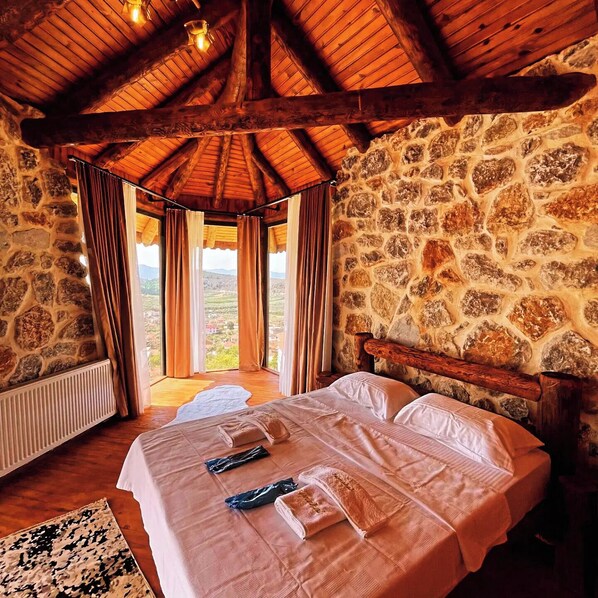 3 bedrooms, iron/ironing board, Internet, bed sheets