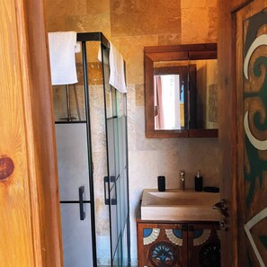 Hair dryer, towels, toilet paper - İznik Kuzeymen Bungalov & Lüx taş ev (İznik)
