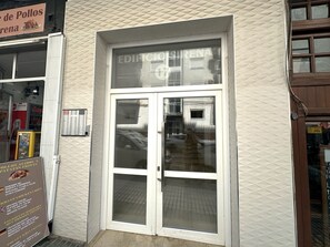 A restaurant entrance with a glass door, a Coca-Cola vending machine, and a menu board. - R1400 Edif. Sirena 2F (Nerja)