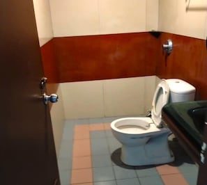 Shower, free toiletries, towels, shampoo - Hotel O Century Inn (Bintulu)