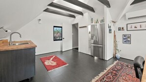 Unclassified image, 4 of 7, button - Upscale Parkside Living: Modern 1 bed & bath with All Utilities included (Columbus)