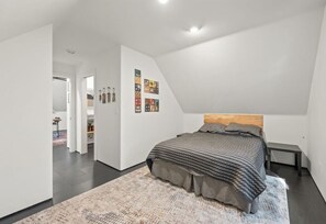 Room - Upscale Parkside Living: Modern 1 bed & bath with All Utilities included (Columbus)