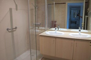 Bathroom - Appartement 3 Pièces dans résidence de standing avec piscine (Saint-Raphaël)