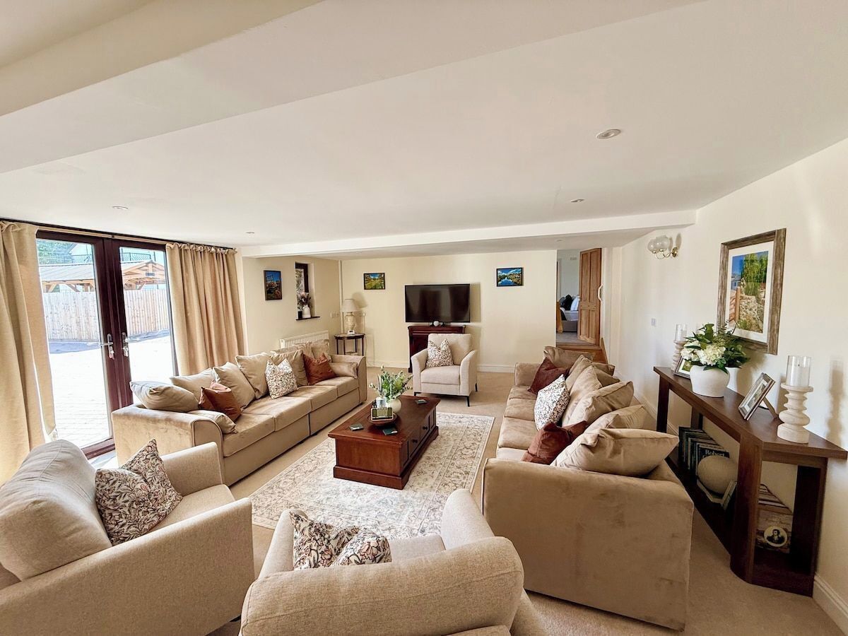 5 Bed, Large Luxury Barn | Sleeps 8 | Dogs Welcome - Usk