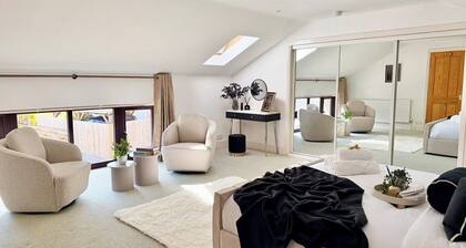 5 Bed, LARGE Luxury Barn | Sleeps 8 | Dogs Welcome