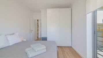 Iron/ironing board, WiFi, bed sheets