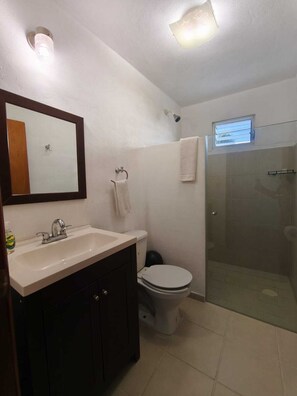 Shower, towels, soap, toilet paper - Charming apartment with a private balcony! (Puerto Morelos)
