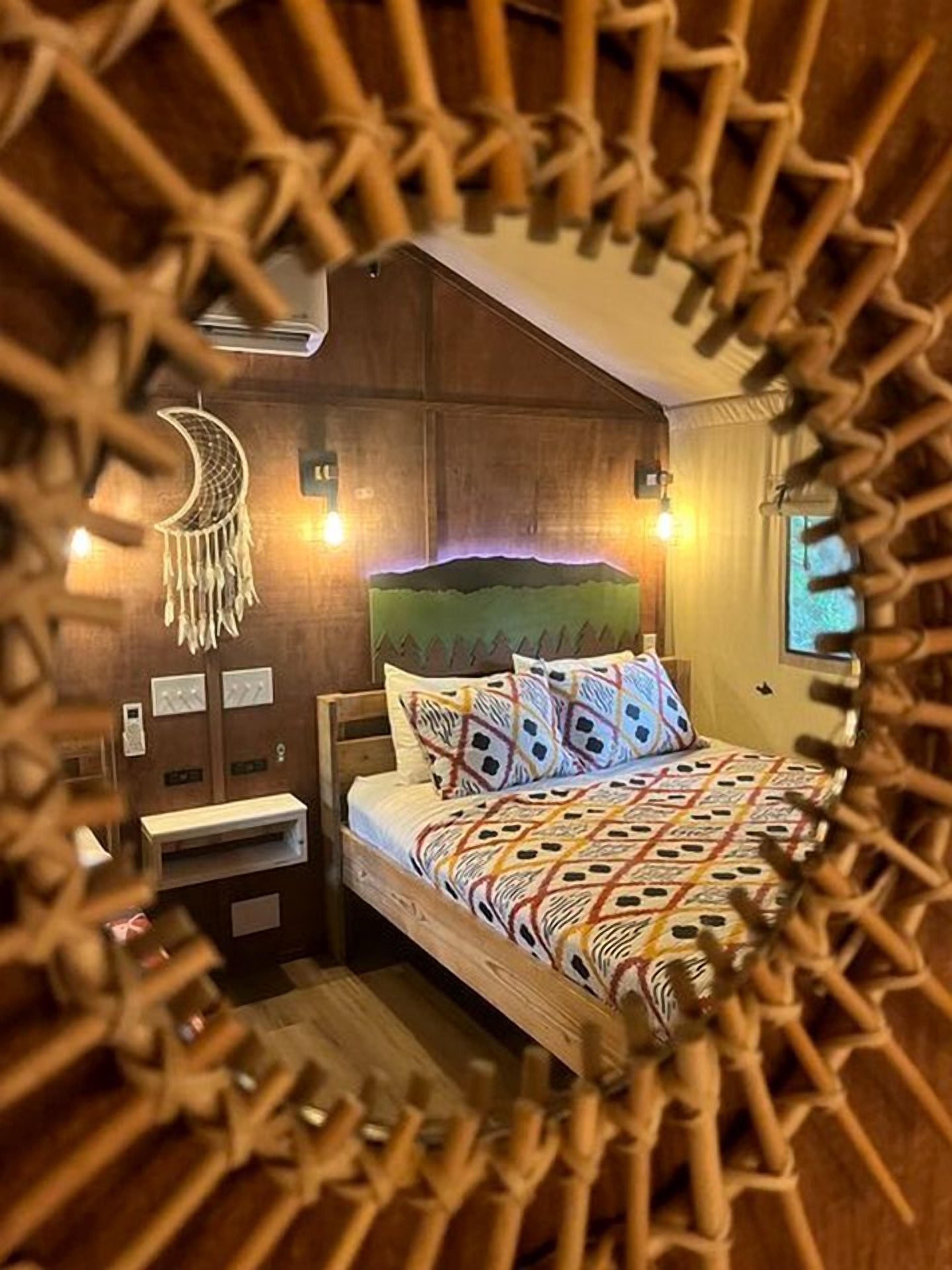 1 bedroom, bed sheets