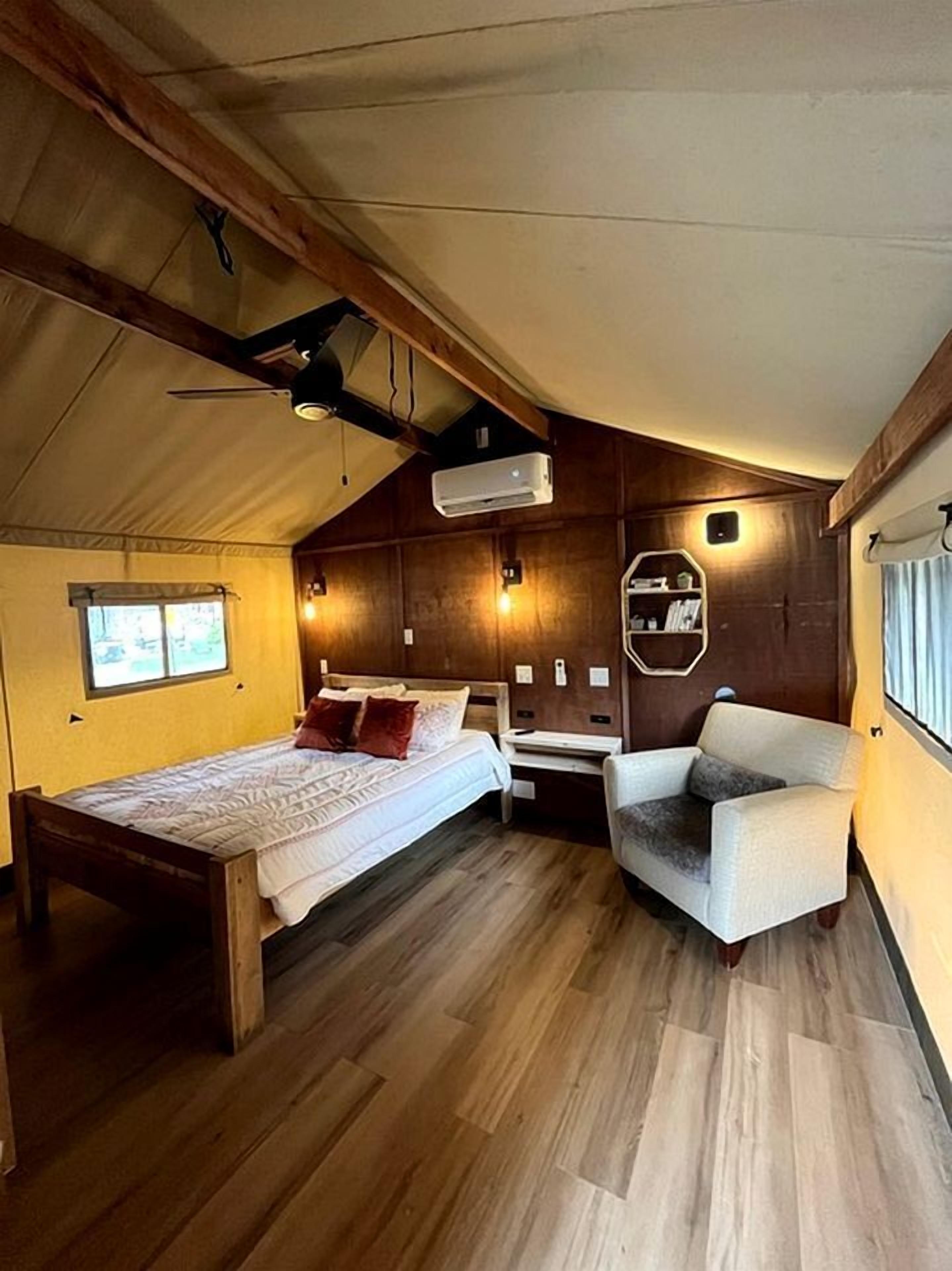 1 bedroom, bed sheets