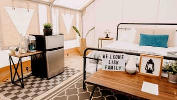 1 bedroom, desk, WiFi, bed sheets