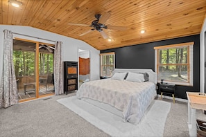 Room - Cozy Cottage w Fireplace, FirePit & Resort Access (Hedgesville)