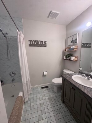 Bathroom - 1 King Bdrm | Private Bthrm | Bragg Creek (Bragg Creek)