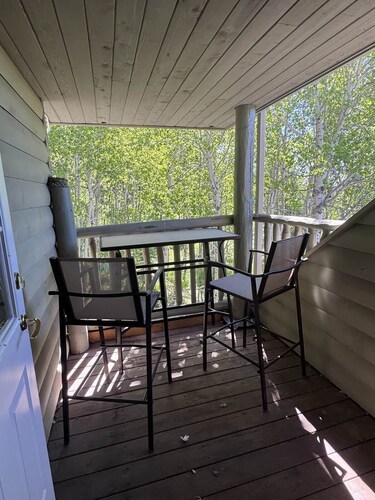 Bragg Creek Queen Suite: Private Bth, Balcony, Mtn Views, Breakfast Included