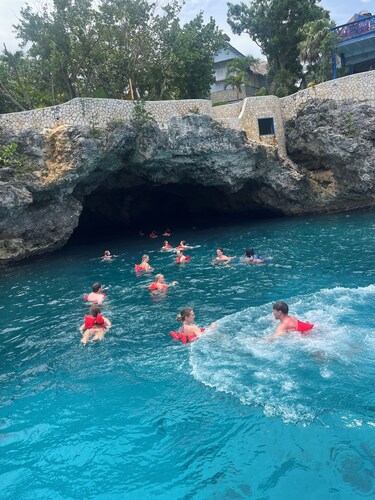 Beachfront Villa • Saltwater Pool • Seven Mile Beach, Negril