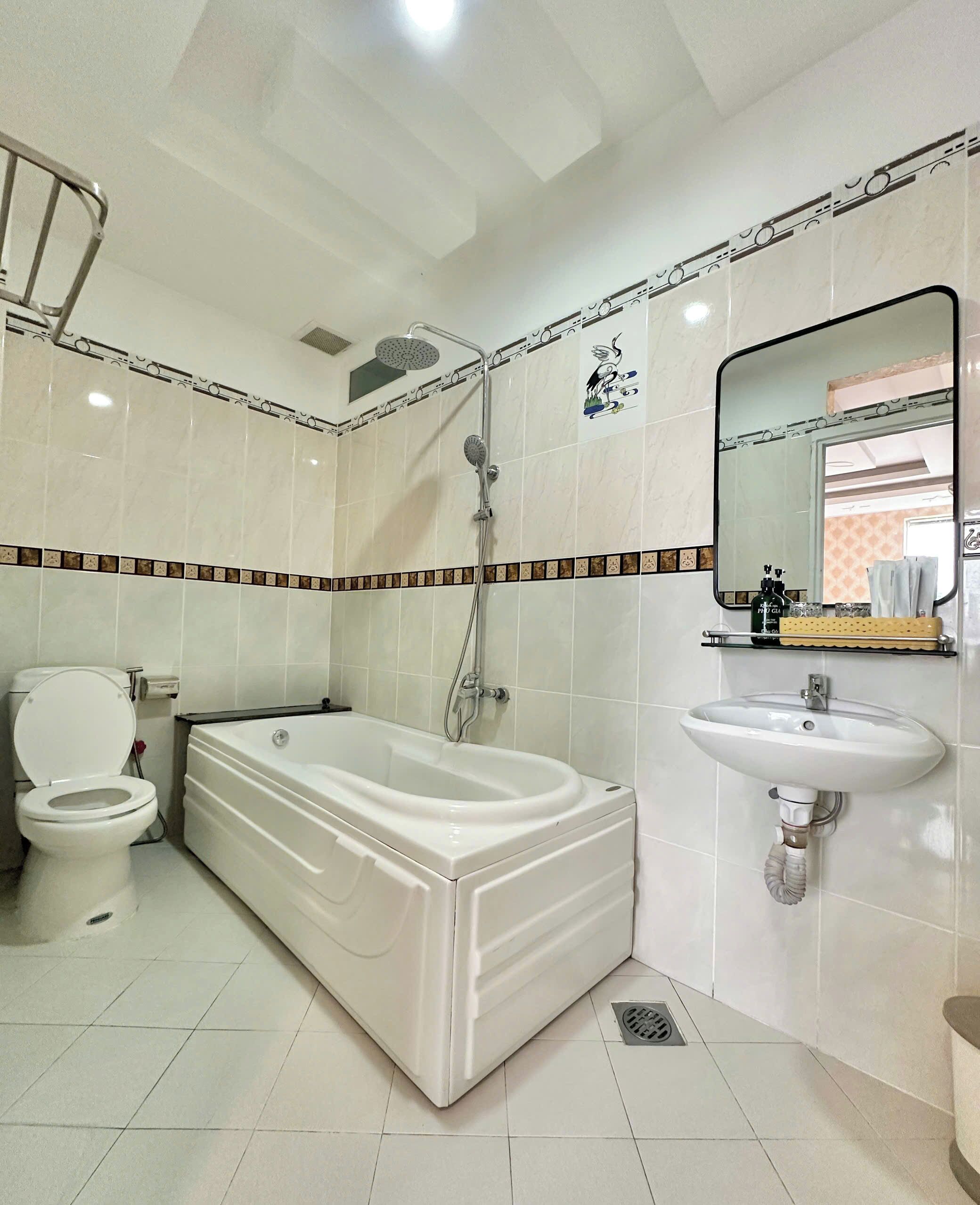 Chambre Familiale, 2 grands lits, climatisation, vue ville | Salle de bain