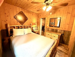 1 bedroom, desk, iron/ironing board, WiFi - Mountain Cabin Near Yellowstone with Scenic Views, West Yellowstone, Montana (West Yellowstone)