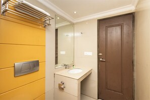 Khăn tắm, xà phòng, dầu gội, giấy vệ sinh 